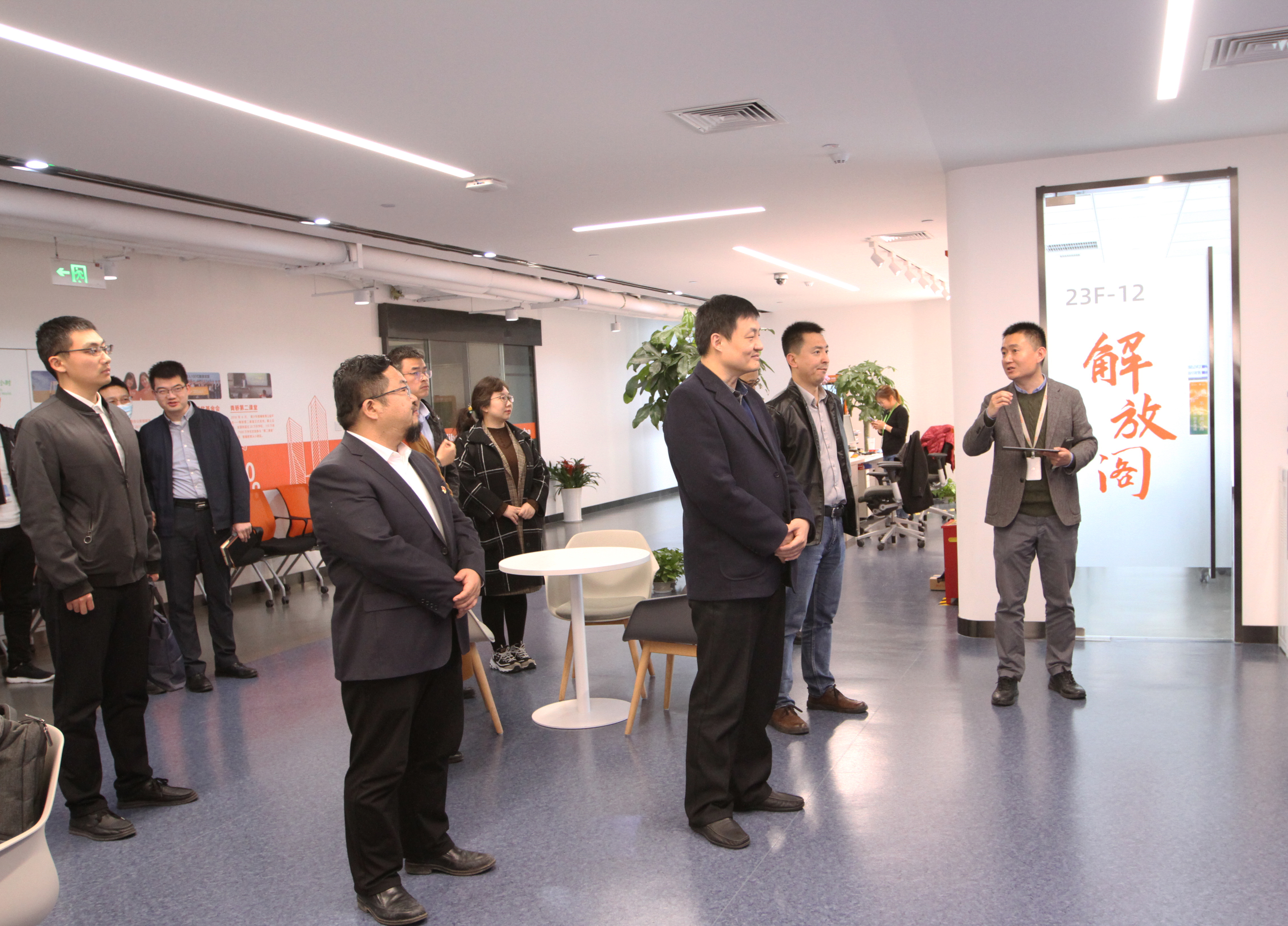 济南市中区委政研室主任韩希宁一行到山东科创大厦调研(图2)