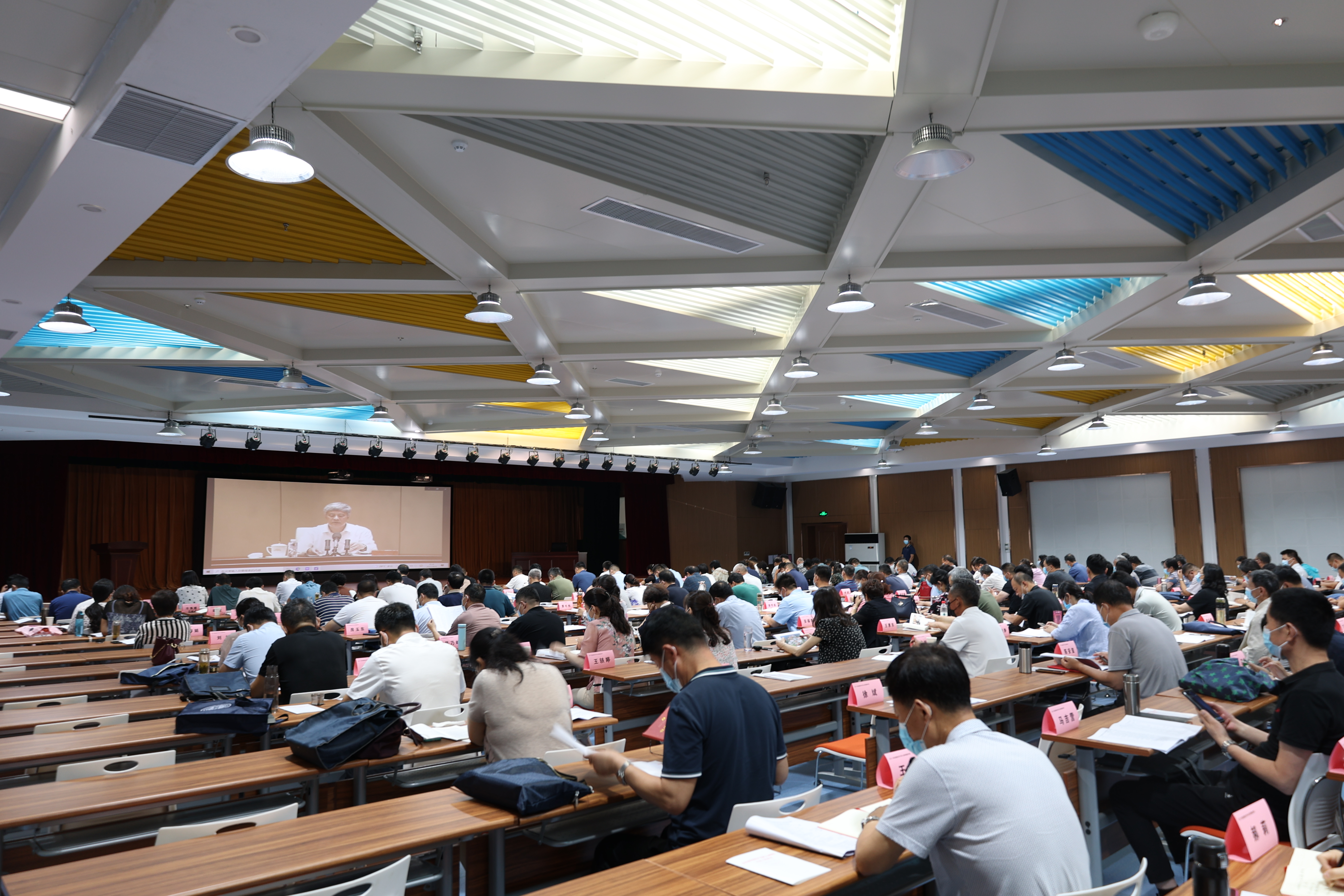 2021年区委理论学习中心组专题读书班在市中城发集团素教基地开班(图1)