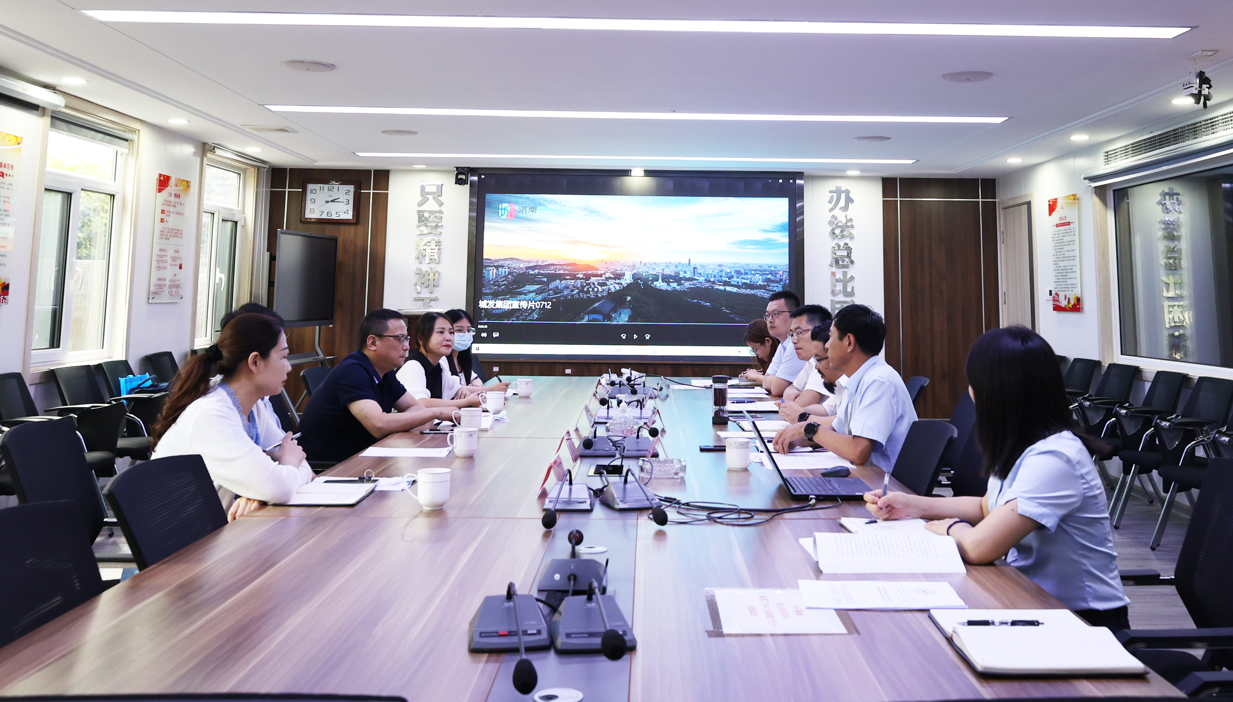 市中区行政审批服务局一行到济南市中城发集团调研指导工作(图1)